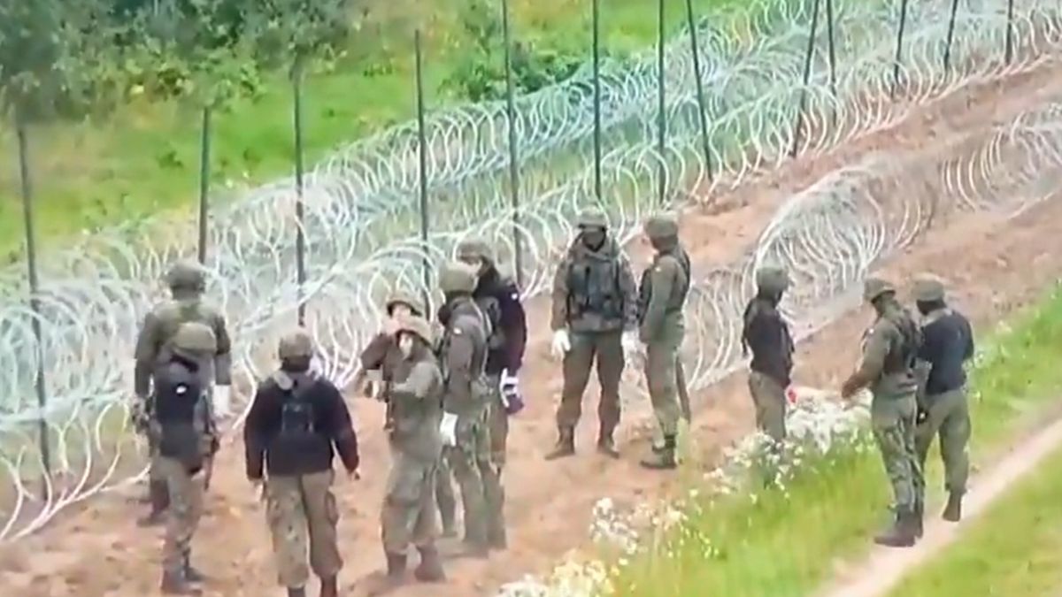 Płot na polsko-białoruskiej granicy stał się obiektem drwin internautów 