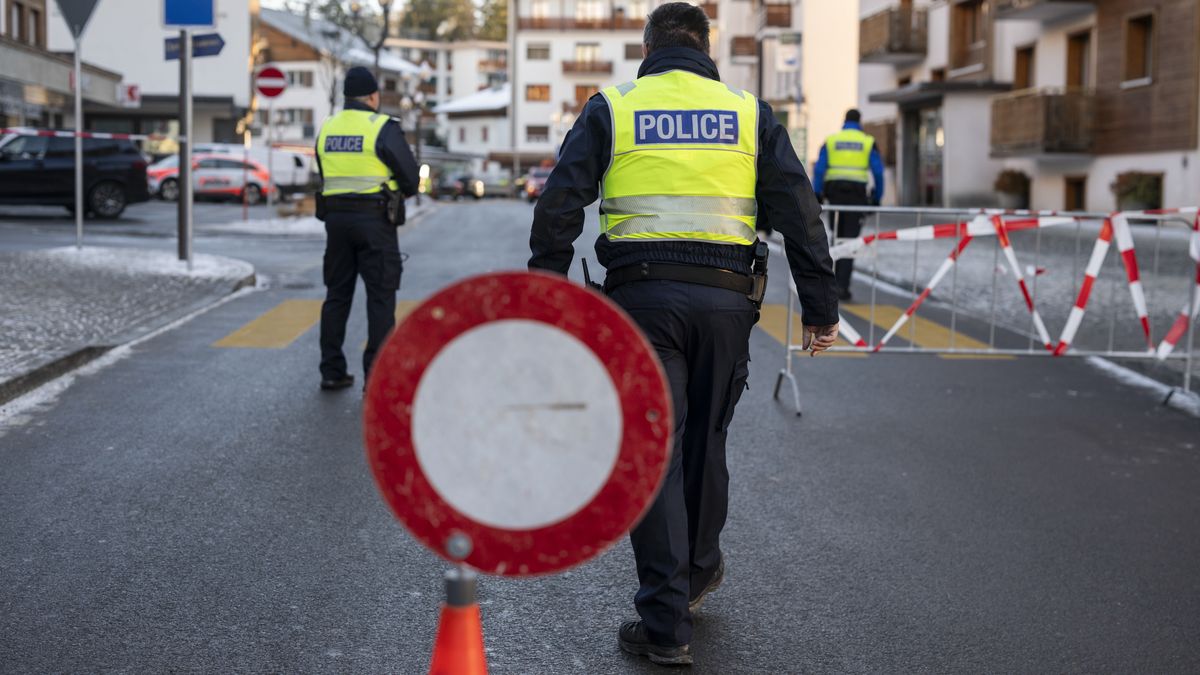 Fire in Swiss ski resort bar leaves several people dead
epa12620172 Police officers stand near the site where a fire broke out at Le Constellation bar and lounge following an explosion in the early hours of New Year's Eve, in Crans-Montana, Switzerland, 01 January 2026. According to regional media, the incident caused several deaths and injuries, while the exact cause of the blaze was not immediately known, Swiss cantonal police said.  EPA/ALESSANDRO DELLA VALLE 
Dostawca: PAP/EPA.
ALESSANDRO DELLA VALLE
Crans-Montana, bar, explosion