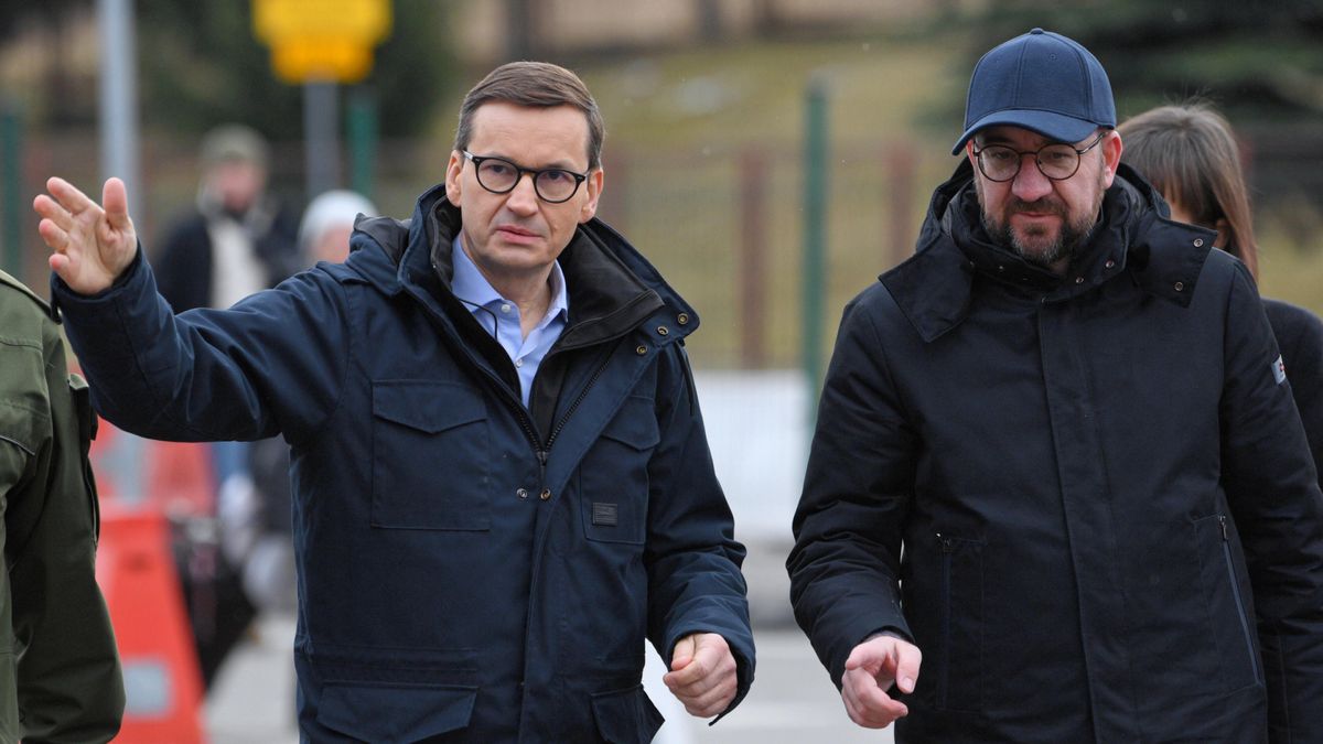 Mateusz Morawiecki i z przewodniczący Rady Europejskiej  Charles Michelpodczas wizyty na polsko-ukraińskim przejściu granicznym