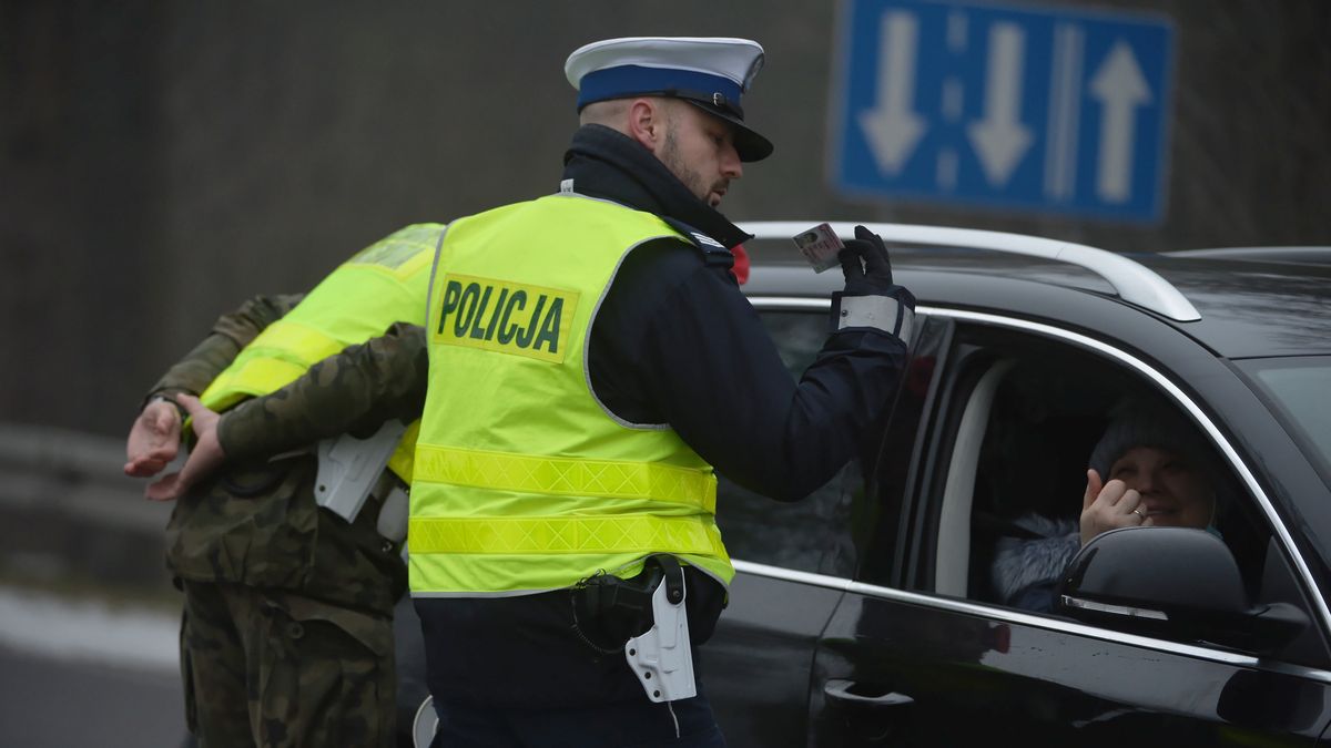 Za drobne wykroczenia policjanci będą wręczać naklejki, a nie mandaty 
