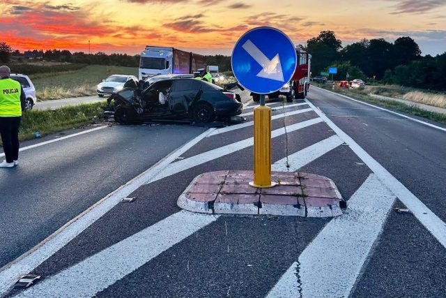 Tragiczny finał czołowego zderzenia BMW z mercedesem. Jedna osoba nie żyje (wideo, zdjęcia)