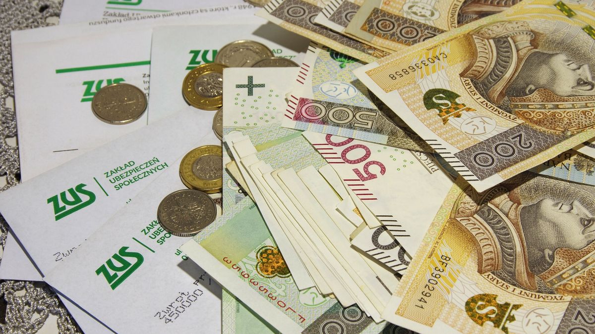 Narodowe ?wi?to Niepodleg?o?ci
PHOTO: ZOFIA I MAREK BAZAK / EAST NEWS 
N/z obliczanie domowego budzetu, miesieczne koszty utrzymania
ZOFIA BAZAK