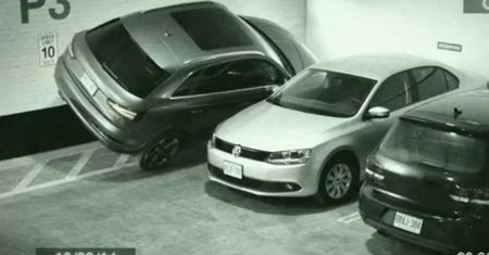 Kierowca Audi Q3 uprawia ekstremalne parkowanie