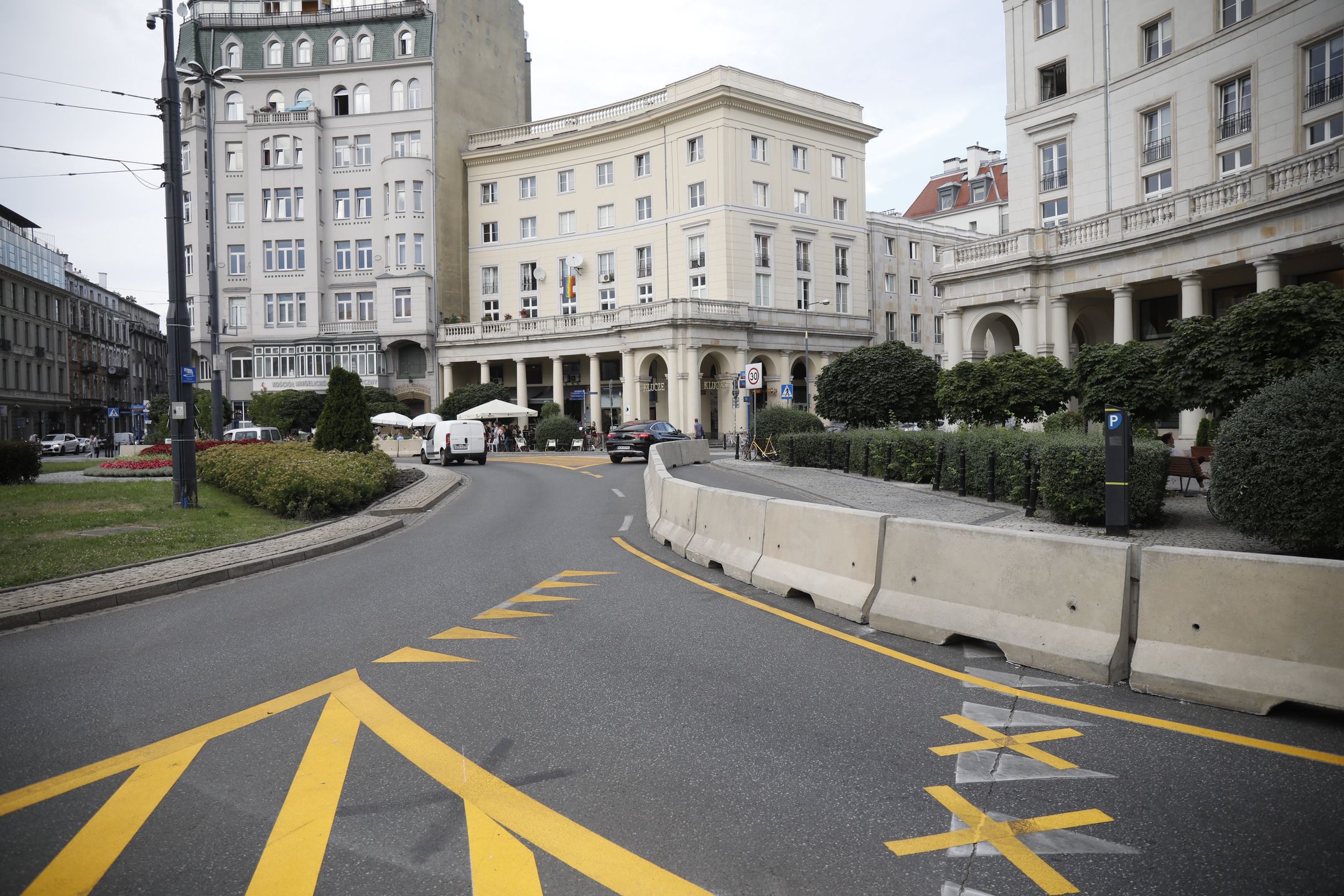 Warszawa. Betonowe zapory zostaną odzobione grafikami