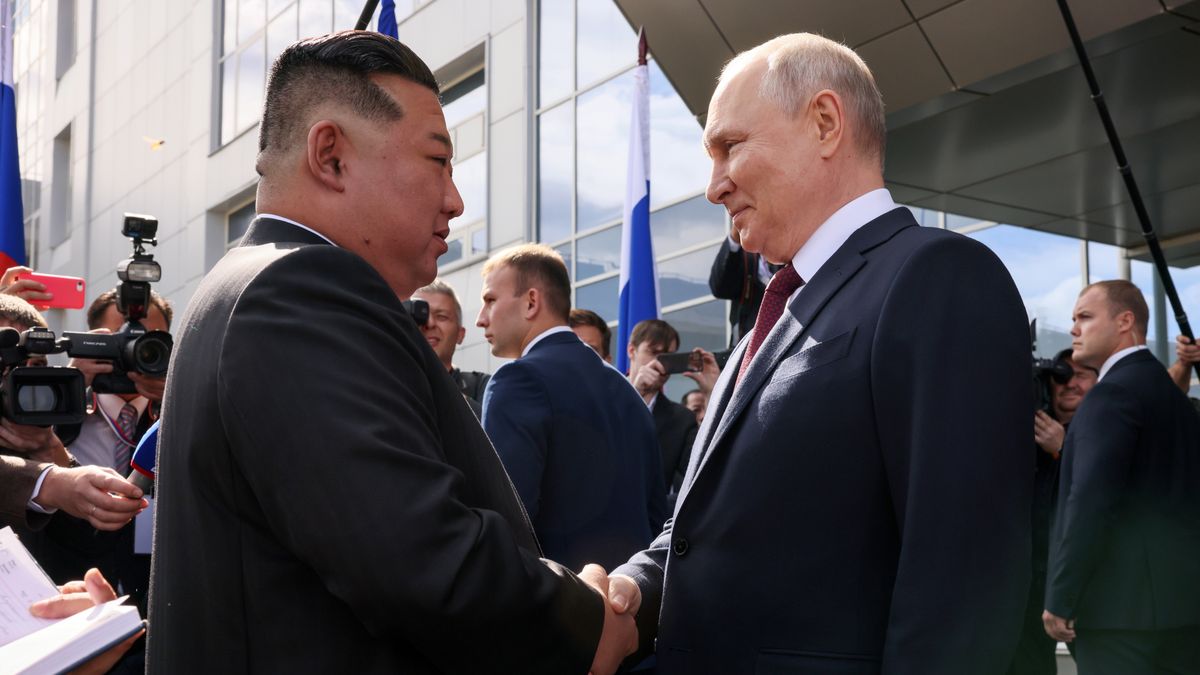 Putin, Kim Jong Un visit Vostochny cosmodrome
epa10858012 Russian President Vladimir Putin (2-R) greets North Korean leader Kim Jong Un (L) during a visit to the Vostochny cosmodrome outside of the town of Tsiolkovsky (former Uglegorsk), some 180 km north of Blagoveschensk in Amur region, Russia, 13 September 2023.  EPA/MIKHAIL METZEL /SPUTNIK / KREMLIN POOL MANDATORY CREDIT 
Dostawca: PAP/EPA.
MIKHAIL METZEL /SPUTNIK / KREMLIN POOL
