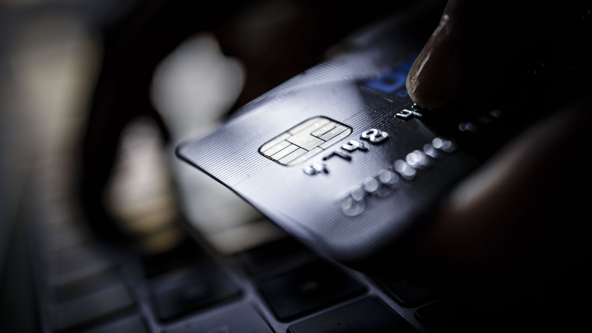 BERLIN, GERMANY - FEBRUARY 02: Symbolic photo on the subject of online shopping. A credit card is held next to the keyboard of a laptop. (Photo by Thomas Trutschel/Photothek via Getty Images)