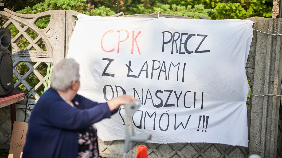 Protest mieszkancow Brzezin przeciwko budowie CPK
