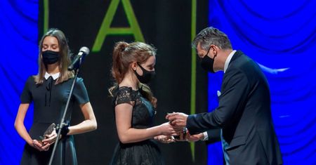 Bytom. Muzy i Weny rozdane. Mariusz Wołosz nagrodził ludzi kultury, w tym młodą aktorkę serialu "Król"