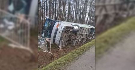 Na krajowej „siedemnastce” ukraiński autokar przewrócił się do rowu, są ranni. Utrudnienia w ruchu