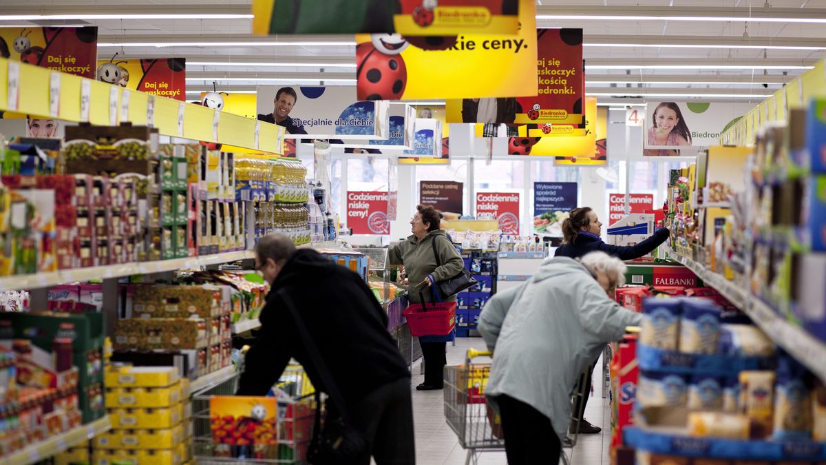 Retail Operations At A Biedronka Supermarket
Customers select goods from shelves at a Biedronka supermarket store, operated by Jeronimo Martins SGPS SA, in Wroclaw, Poland, on Thursday, March 22, 2012. Investors attracted to Poland by the Europe Union's fastest economic growth are staying put even as industries and banks start to lose their momentum. Photographer: Bartek Sadowski/Bloomberg via Getty Images
Bloomberg
BUSINESS, ECONOMY, EMEA, EMPLOYMENT, EUROPE, FINANCE, FINANCIAL, RETAIL, STORE