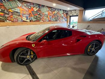 Kraków: Biznesmen zatrzymany za paserstwo kradzionych maszyn. Zabezpieczono jego ferrari za milion złotych