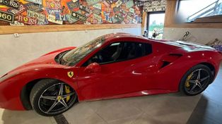 Kraków: Biznesmen zatrzymany za paserstwo kradzionych maszyn. Zabezpieczono jego ferrari za milion złotych