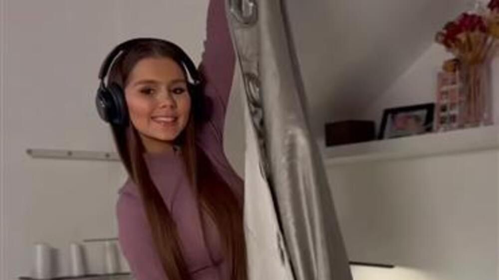 Tiktokerka uszyła sukienkę z zasłony