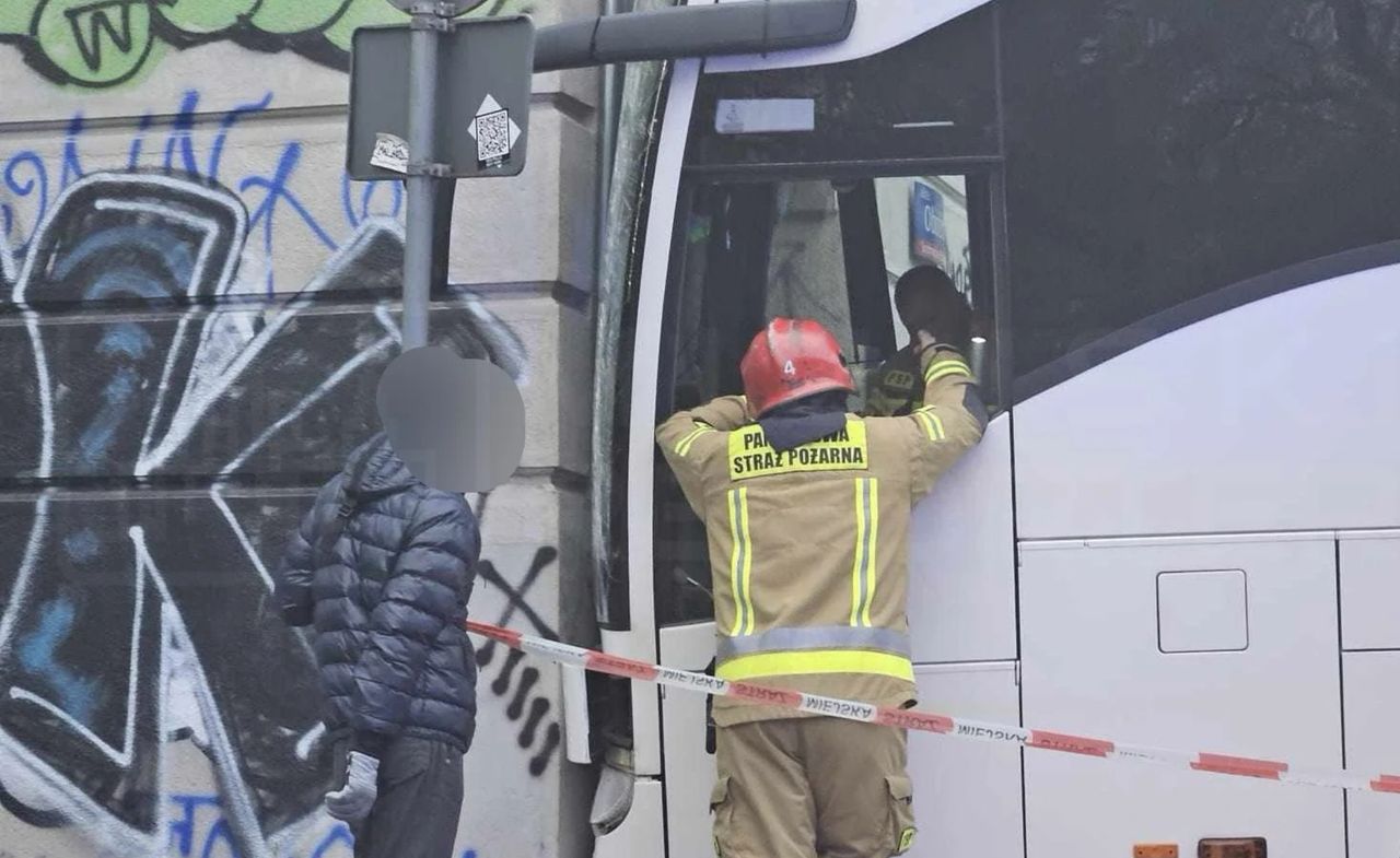 Zatrzymał się na ścianie. Ulica sparaliżowana przez autokar