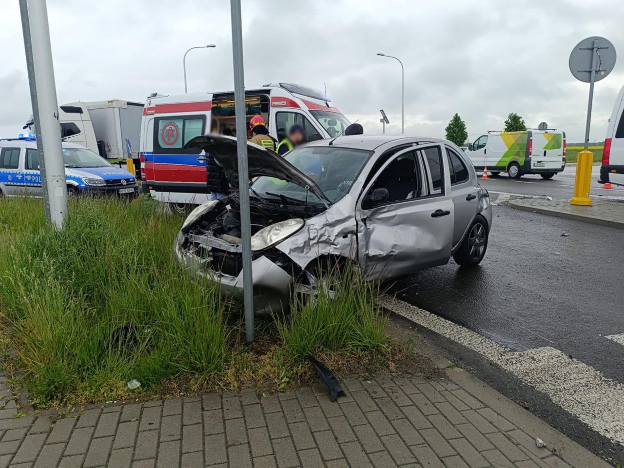 Wyjeżdżała z bocznej drogi, wjechała wprost przed busa. Wypadek na trasie Lublin – Bełżyce