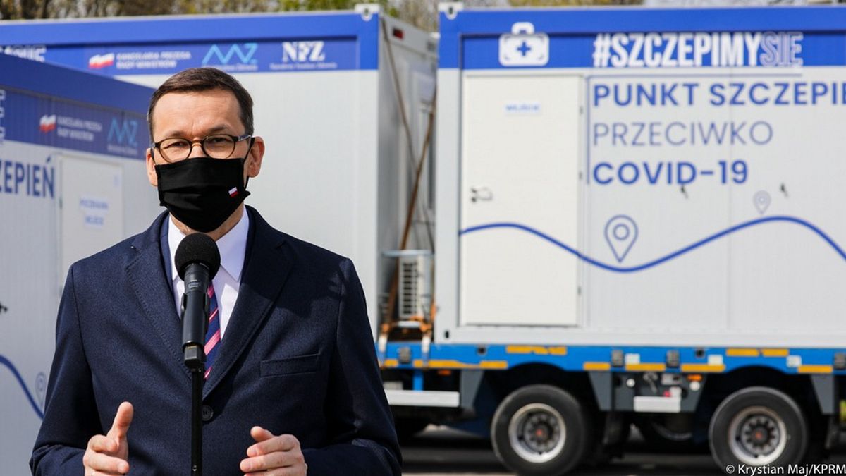 Premier prezentuje mobilne punkty szczepień. 