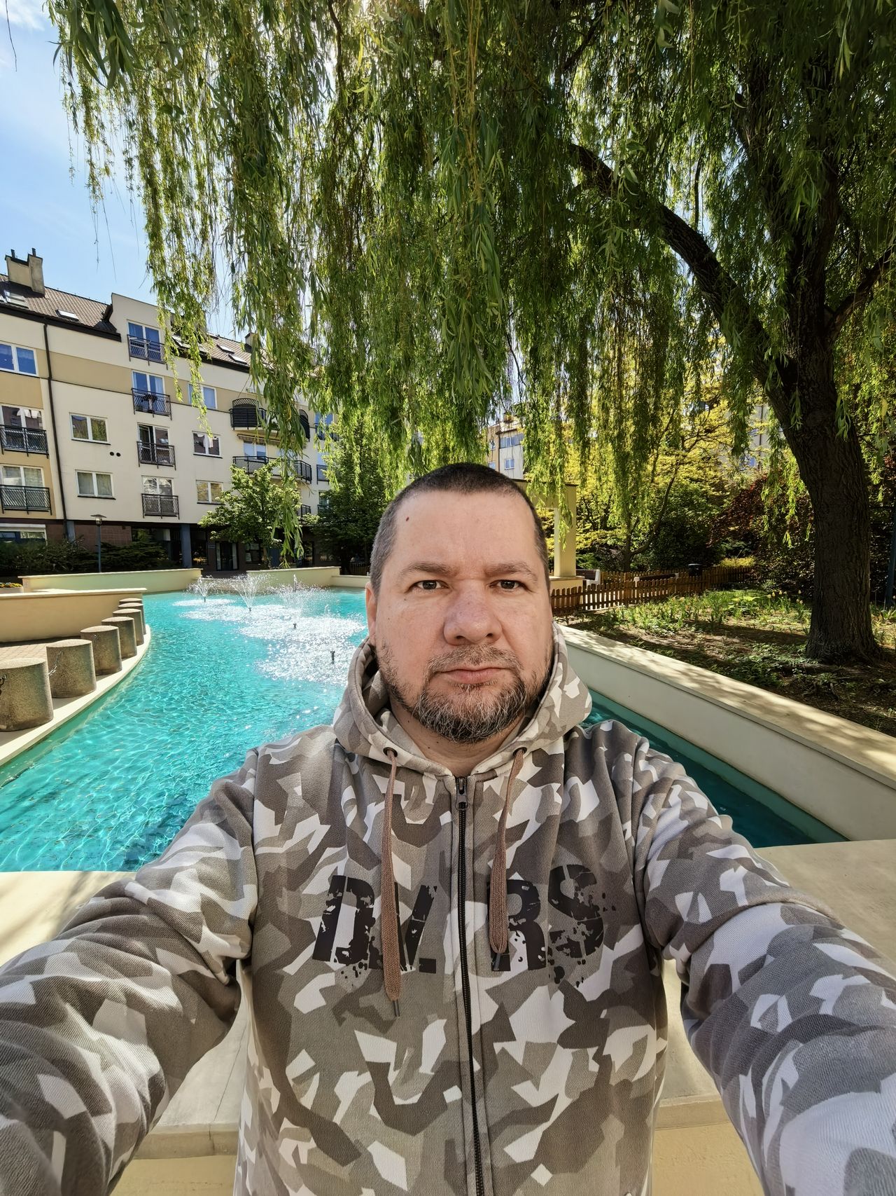 Zdjęcia selfie z wykorzystaniem kamer na tylnej ściance telefonu.