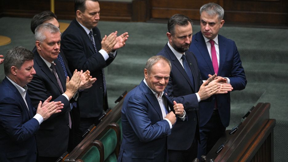Warszawa, 16.10.2024. Premier Donald Tusk (C), szef MSWiA Tomasz Siemoniak (2L), wicepremier, szef MON Władysław Kosiniak-Kamysz (2P), wicepremier, minister cyfryzacji Krzysztof Gawkowski (P), szef KPRM Jan Grabiec (L) oraz minister spraw zagranicznych Radosław Sikorski (4P) na sali plenarnej Sejmu w Warszawie, 16 bm. Prezydent Duda wygłosił podczas posiedzenia izby orędzie w związku z rocznicą wyborów parlamentarnych z 2023 roku. (amb) PAP/Marcin Obara