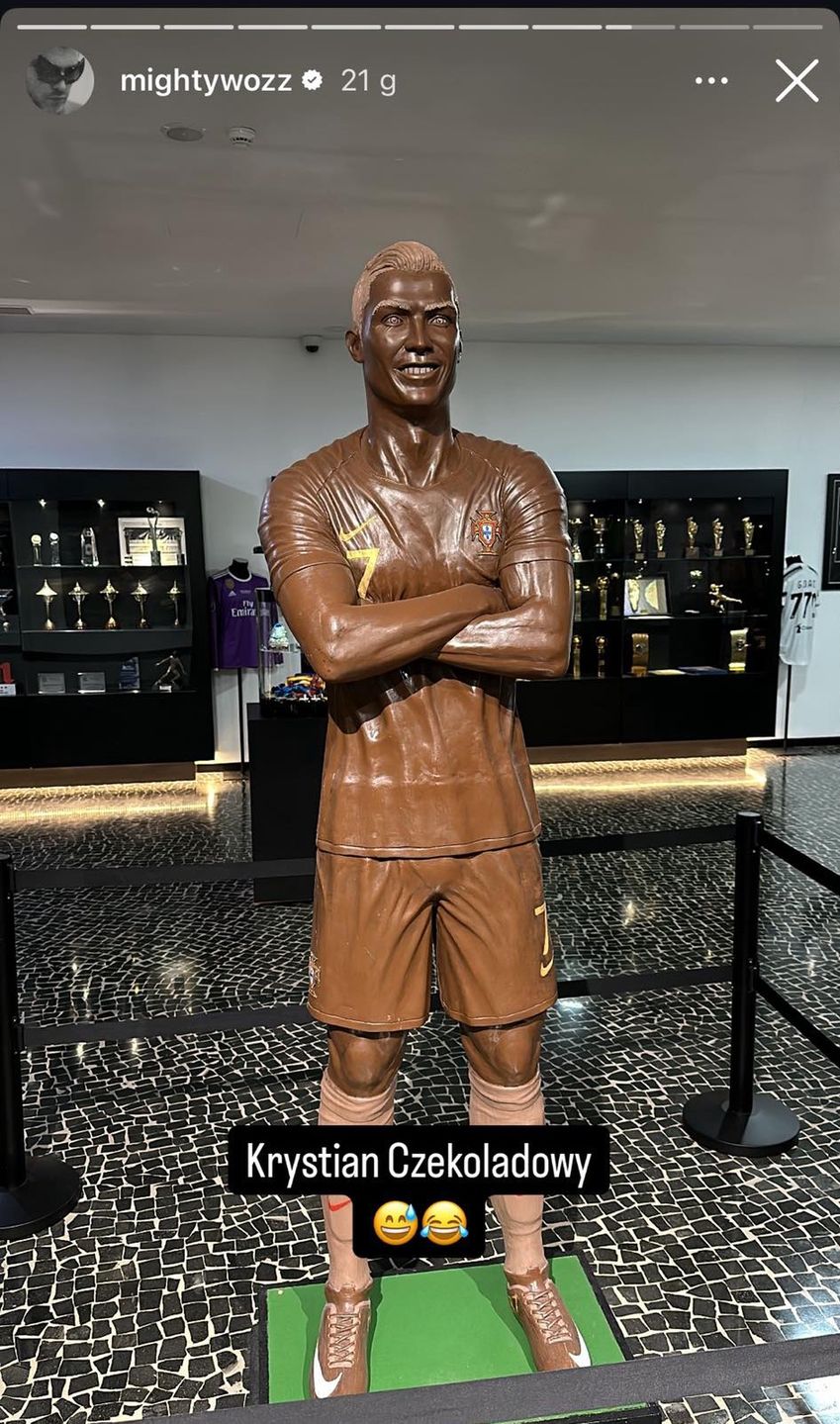 Posąg Ronaldo we wnętrzu muzeum