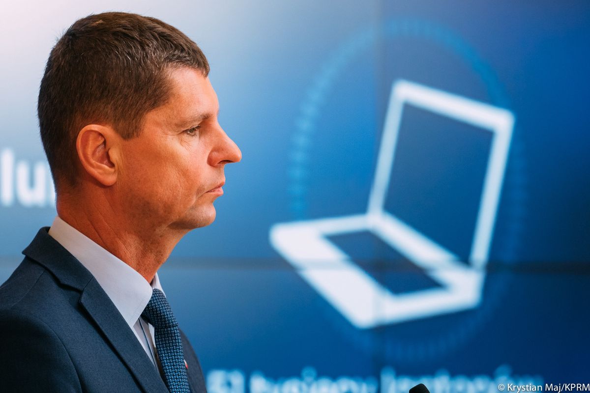 Dariusz Piontkowski, minister edukacji, zachęca do korzystania z rządowej aplikacji