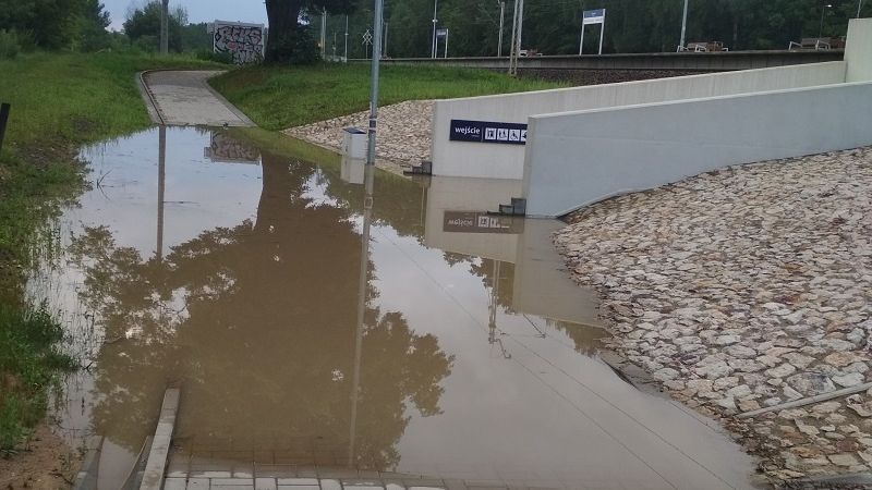 Zalane wejście na przystanek kolejowy Lublin - Zachód