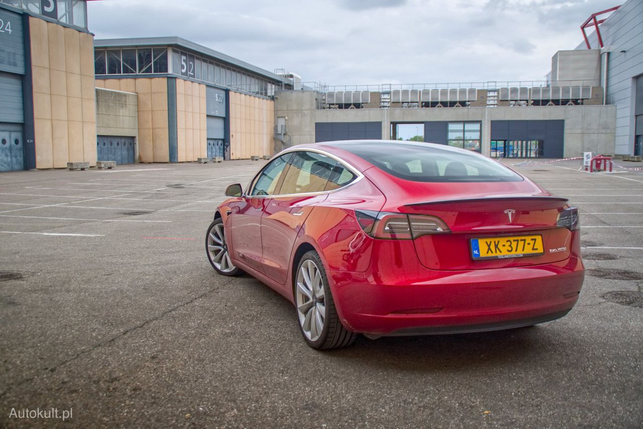 Bazowa Tesla Model 3 podrożała i jest wolniejsza niż kiedyś. Za to ma większy zasięg