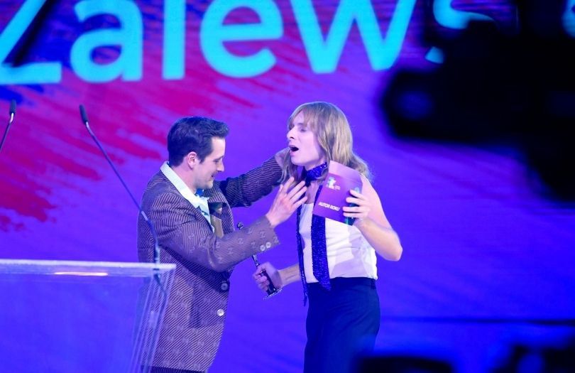 Krzysztof Zalewski tłumaczy się z pocałunku z Ralphem Kamińskim 