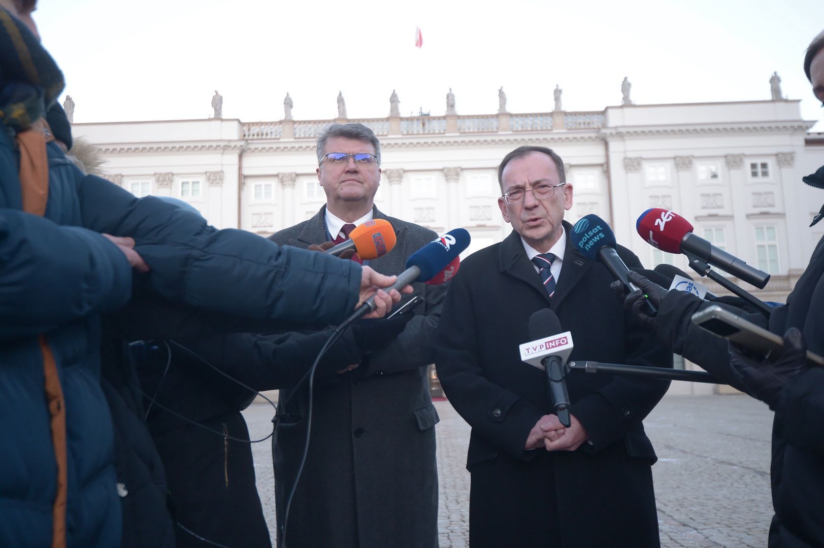 Warszawa, 09.01.2024. Były szef CBA i były minister spraw wewnętrznych Mariusz Kamiński (P) oraz jego były zastępca Maciej Wąsik (L) podczas konferencji prasowej przed Pałacem Przezydenckim w Warszawie, 9 bm. Prezydent Andrzej Duda zaprosił Mariusza Kamińskiego i Macieja Wąsika do Pałacu Prezydenckiego gdzie odbyła się uroczystość powołania ich bliskich współpracowników na doradców Prezydenta RP. (sko) PAP/Marcin Obara