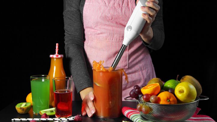 Blender ręczny ułatwi przygotowanie posiłków dla dziecka, ale pozwoli też młodej mamie na uzupełnienie diety o zdrowie koktajle