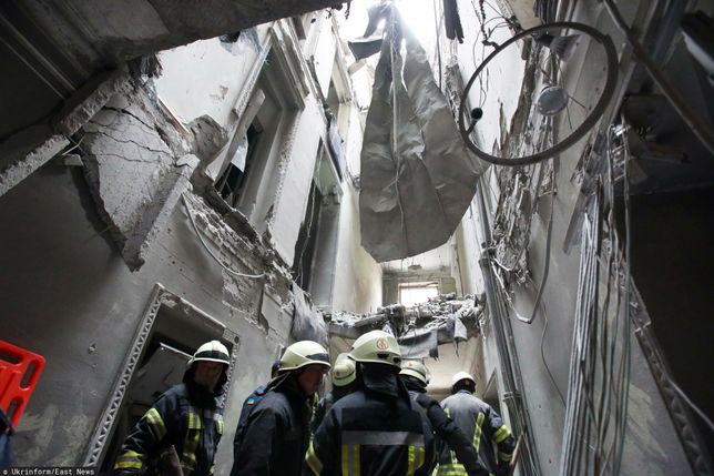 Wojna w Ukrainie - bitwa o Chark�w
KHARKIV, UKRAINE - MARCH 1, 2022 - Rescuers examine the building of the Kharkiv Regional State Administration after a missile launched by Russian invaders hit nearby in Svobody (Freedom) Square) at approximately 8 am local time on Tuesday, March 1, Kharkiv, northeastern Ukraine.
Vyacheslav Madiyevskyy