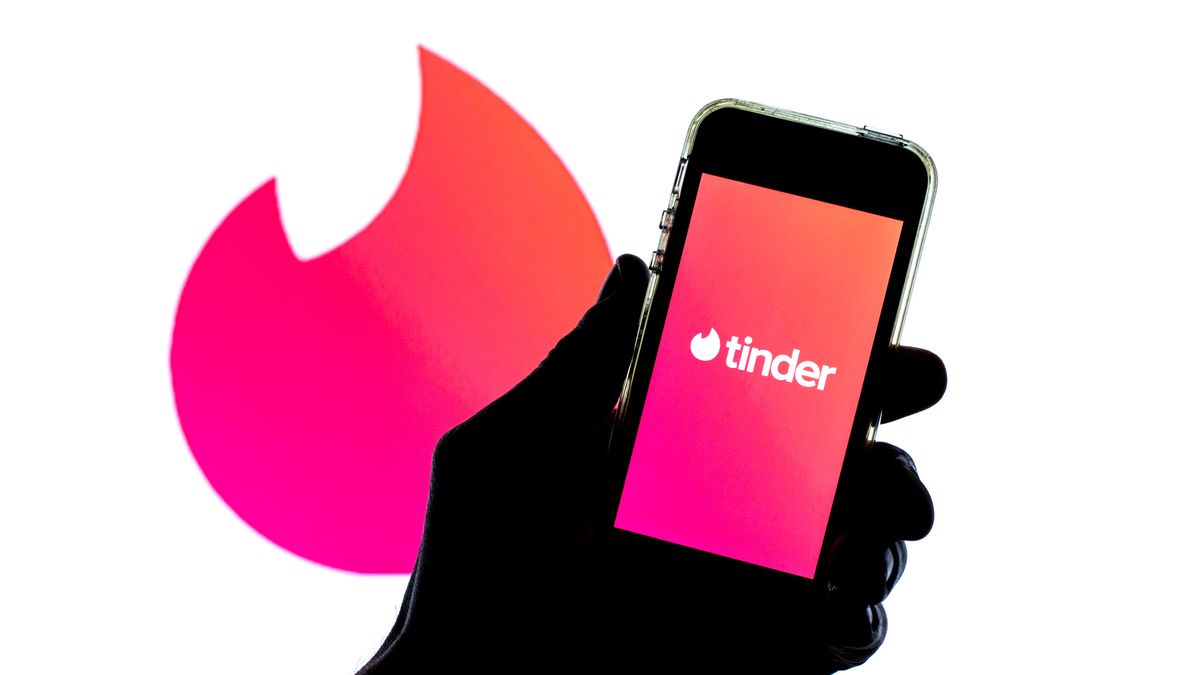 SPAIN - 2021/03/30: In this photo illustration, the Tinder app seen displayed on a smartphone screen and a Tinder logo in the background. (Photo Illustration by Thiago Prudêncio/SOPA Images/LightRocket via Getty Images)