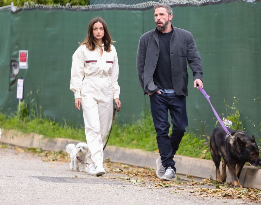 Ben Affleck i Ana de Armas na spacerze z psami.