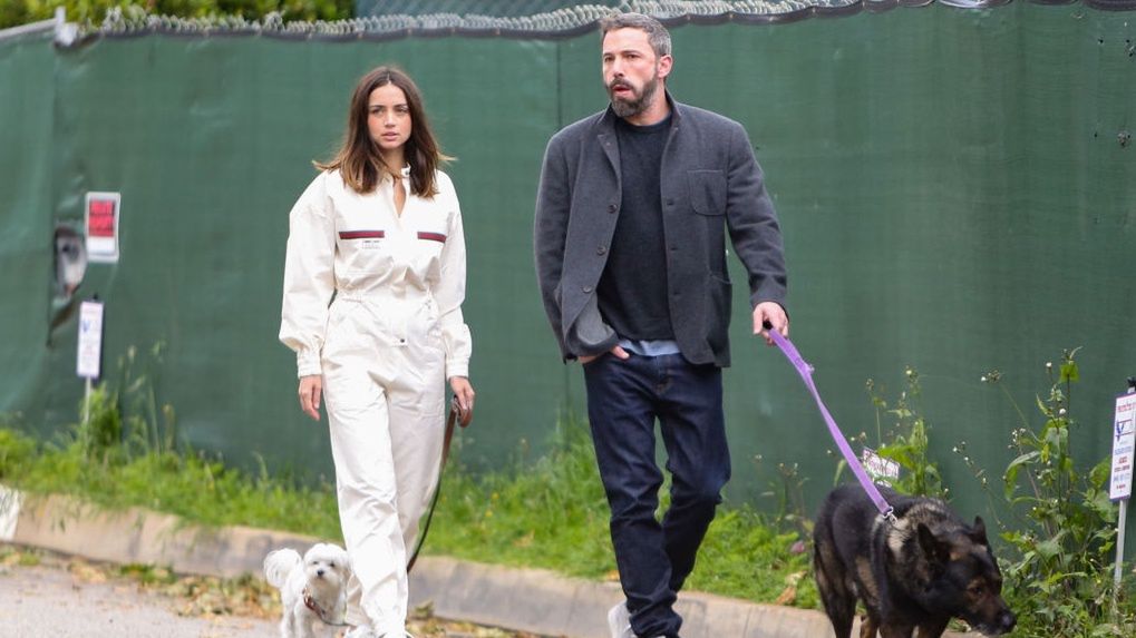 Ben Affleck i Ana de Armas na spacerze z psami.