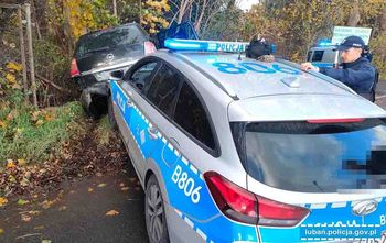 Lubań: Pościg za pijanym kierowcą. Policjanci musieli staranować samochód