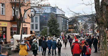 Trwa budowa apartamentowca w Zakopanem. Mieszkańcy protestują. Za oknami ściana betonu
