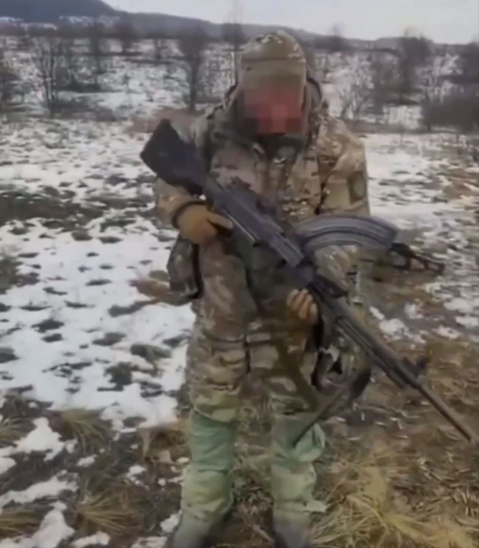 Rosyjski żołnierz ocenia karabin Typ 73 z KRLD.