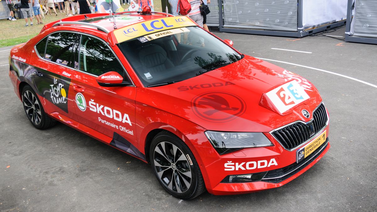 Tego dnia przygoda z Tour de France rozpoczynała się w miasteczku Pau, w którym można było między innymi przyjrzeć się czerwonemu samochodowi dyrekcji wyścigu.