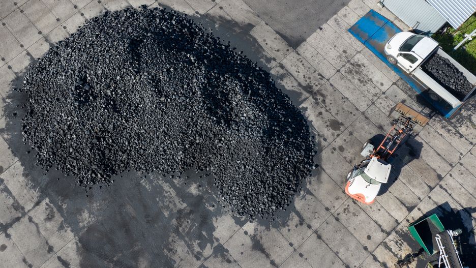 Mazowieckie, 31.08.2022. Skład węgla w jednej z podwarszawskich miejscowości, 31 bm. Trwa trudna sytuacja na rynku węgla kamiennego. (sko) PAP/Leszek Szymański