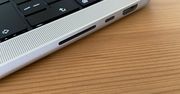 Nowy MacBook Pro z problemami. Czytnik kart SD sprawia kłopot użytkownikom