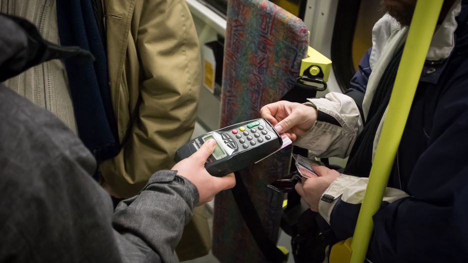 Wulgarna kłótnia w tramwaju. Kontroler biletów stracił pracę