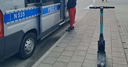 17-latek jechał z dziewczyną hulajnogą. Miał 1,5 promila. Dostał trzy mandaty