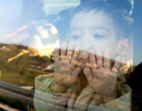USA. Zostawiła siedmioro dzieci w rozgrzanym samochodzie. 4-letni chłopiec wezwał policję