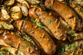 Upiecz białą kiełbasę na słodko. Każdy z ciekawości chętnie sięgnie