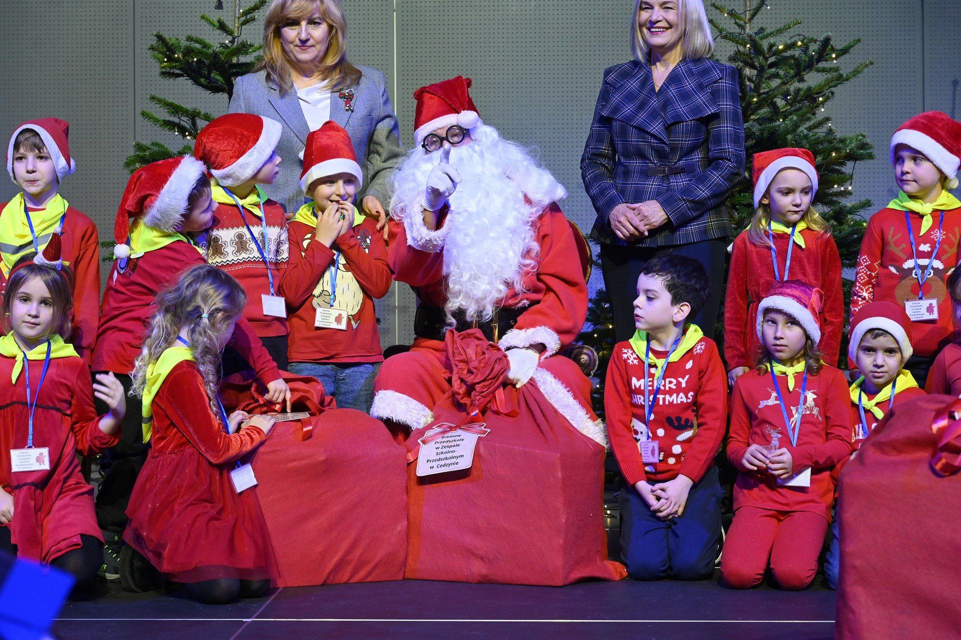 W środku wydarzenia pojawili się także wyjątkowi goście. Przedszkolaki odwiedziły Marszałek Województwa Świętokrzyskiego Renata Janik oraz członek Zarządu Województwa Świętokrzyskiego Anita Koniusz, które przywitały dzieci, a następnie dały się porwać wspólnej zabawie, tańcząc i śmiejąc się razem z najmłodszymi uczestnikami spotkania.