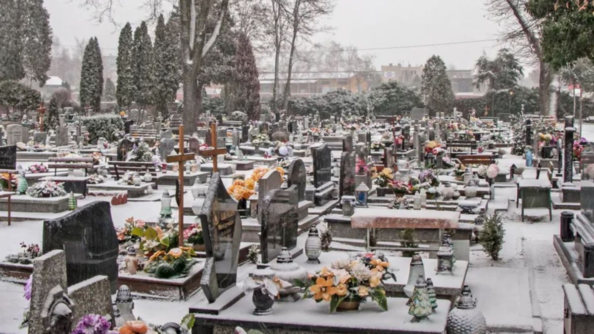 Kradzież na cmentarzu w Tychowie: Zniknęła miniatura maszyny z g