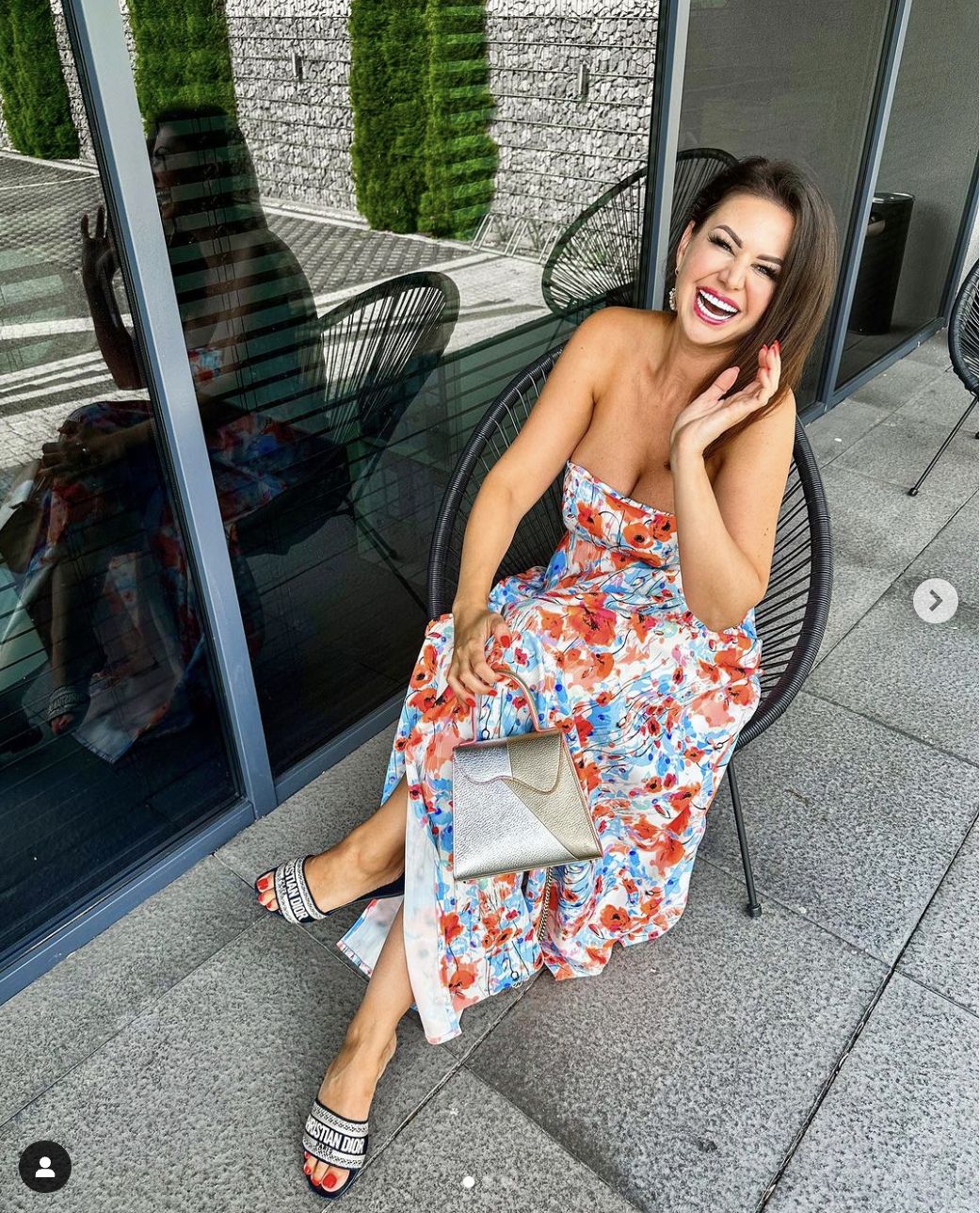 Maja Rutkowski w drogocennych klapkach u dentysty