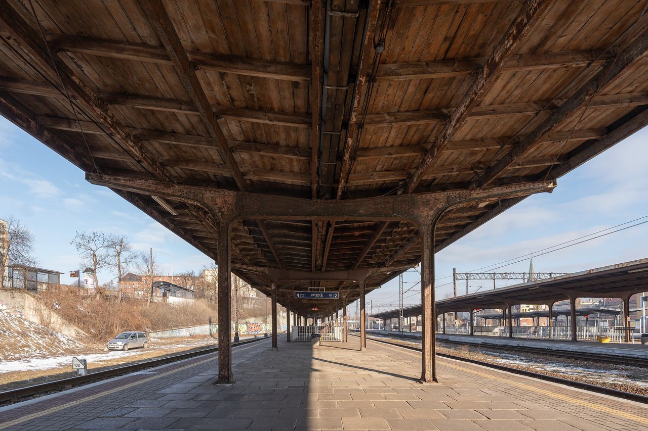 16-latka pod kołami pociągu. Dramat na dworcu