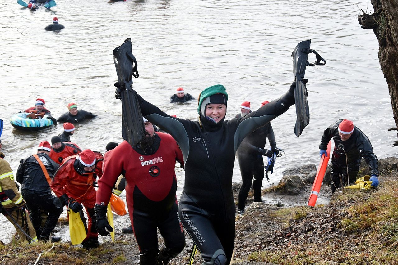 Głogów: Lodowata Odra nie straszna. Za Mikołajkowy Spływ Płetwonurków