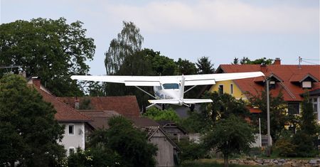 Wypadek samolotu w Łomży. "Pilot nie opanował sterów"