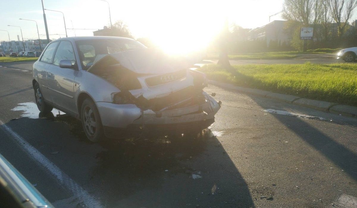 Zderzenie audi z volvo przed przejściem dla pieszych na al. Unii Lubelskiej